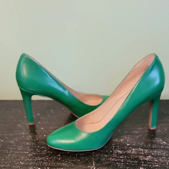 Nine West Green Heels with Sleek Pointed Toe - Picture 3 of 4